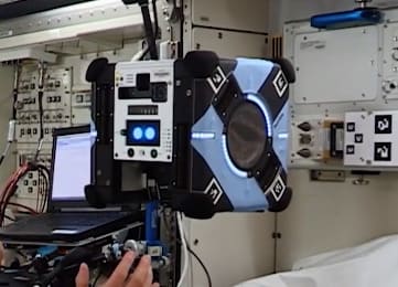 robot espacial Bumble en la Estacionón Espacial Internacional